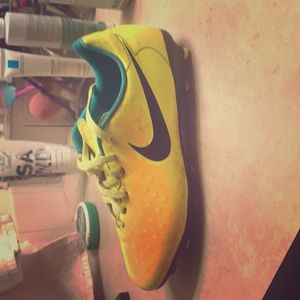 Boys size 6.5 Youth soccer cleats